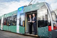 Landeshauptmann Christopher Drexler und Landesrätin Barbara Eibinger-Miedl mit der grünen Steiermark-Straßenbahn am Wiener Karlsplatz. (Foto Steiermark Tourismus / Jesse Streibl)