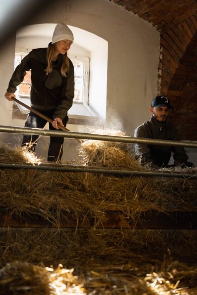 "Unsere Tiere sind nach dem Umbau von großen Apartments in ein Luxusresort gezogen", erklärt Cheyenne Ochsenknecht gerne. (Foto ChianinaHof)