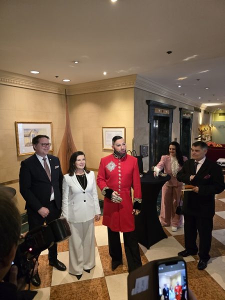 Harald Glööckler wurde für den ersten Programmpunkt „GLÖÖCKLER IN PEACE“ als Botschafter der "Flamme des Friedens" von Oliver Geyer, Hoteldirektor des Grand Hotels, sowie Herta Margarete Habsburg-Lothringen, Präsidentin der Flamme des Friedens, begrüßt. (Foto Hedi Grager)