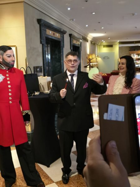 Harald Glööckler, Botschafter der "Flamme des Friedens, beim Empfang im Grand Hotel Wien, begleitet von Theodora Conte, Unternehmerin, Channelmedium, Hellseherin und Gebetsheilerin. Als Organisator und Moderator agierte John Herzog, Vorstandsmitglied des Journalisten Clubs, ÖJC. (Foto privat) &nbsp;