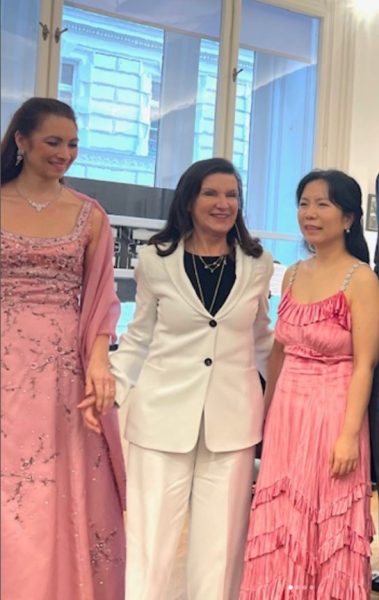 Im Bösendorfer Salon gaben sich Opernsängerin Claudia Puhr, Pianistin Le Liu und Stefan Plank mit einem Konzert ua mit Ausschnitten aus La Traviata und „Somewhere over the Rainbow“ die Ehre. (Foto zur Verfügung gestellt)