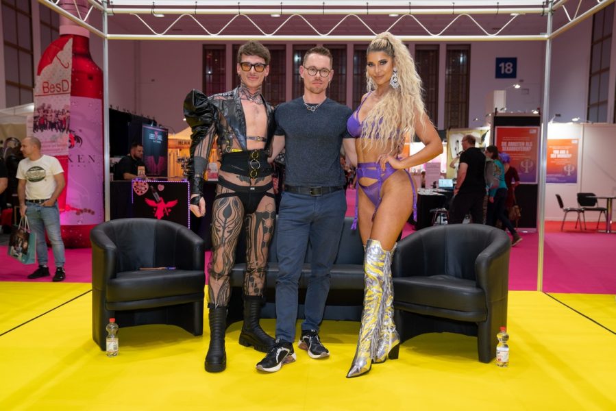 Stefan und Arno Krar stylten Erotik-Star Robert "Royal" Rottensteiner (li) für die VENUS Berlin. Im Bild Micaela Schäfer und einem Fan. (Photo by Tobias Dörer Photodesign)
