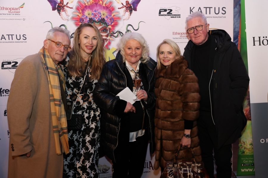 Afrika! Afrika! - Premiere in Wien: Manuela und Ernst Fischer, Ekaterina und Christian Mucha mit Marika Lichter. (Foto Katharina Schiffl)