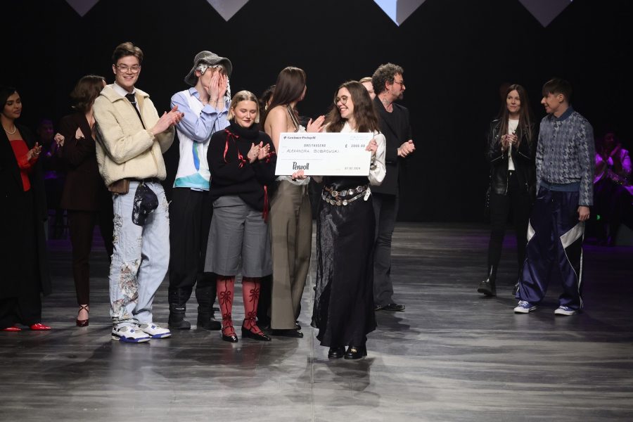 Gewinnerin des Sustainabilty Contest während der Marcel Ostertag Show als Teil des W.E4. Fashion Day während der Fashion Week Berlin. (Photo by Andreas Rentz/Getty Images for Marcel Ostertag)