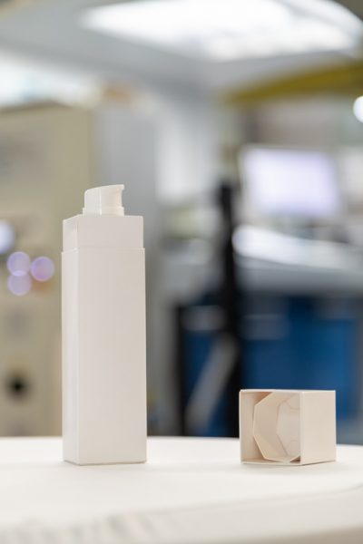 Im Regal wird in Zukunft nur mehr der PCR-Spender angeboten, der dann in die bereits gekaufte Papierverpackung eingeschraubt und neu verwendet werden kann. Die Refill-Kosmetika wird es in drei Größen geben. (Foto Robert Frankl)