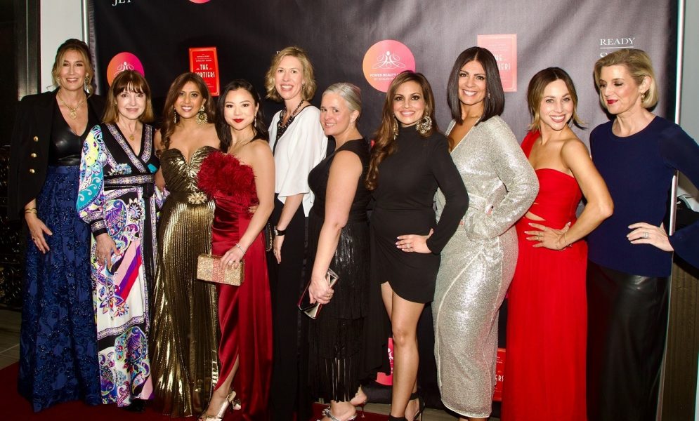 Nicole Goesseringer-Muj (2.v.li) mit der Unternehmerin Shalini Vadhera bei der Auftaktveranstaltung ihrer neuen gemeinnützigen Organisation Power Beauty Living. (Foto beigestellt)