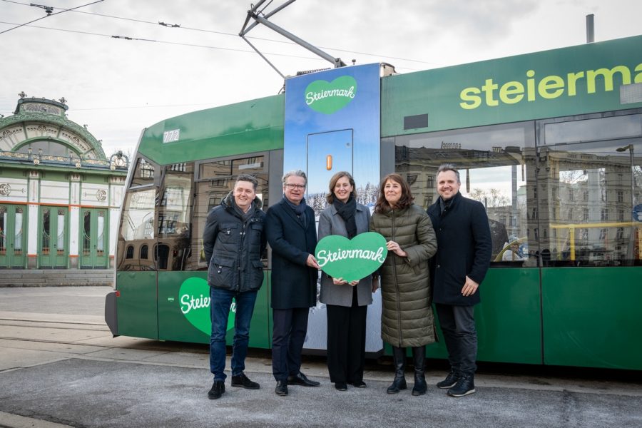 Bernd Schönegger (Ankünder), Landeshauptmann Christopher Drexler, Landesrätin Barbara Eibinger-Miedl, Andrea Groh (Gewista) und Michael Feiertag, GF Steiermark Tourismus und Standortmarketing, mit der grünen Steiermark-Straßenbahn am Wiener Karlsplatz. (Foto Steiermark Tourismus / Jesse Streibl)