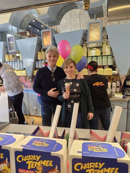 Charly Temmel freute sich riesig darüber, dass die ehemalige Profi-Skirennläuferin Nici Schmidhofer das heurige Charly Temmel-Eis-Plakat kreierte. (Foto Hedi Grager)