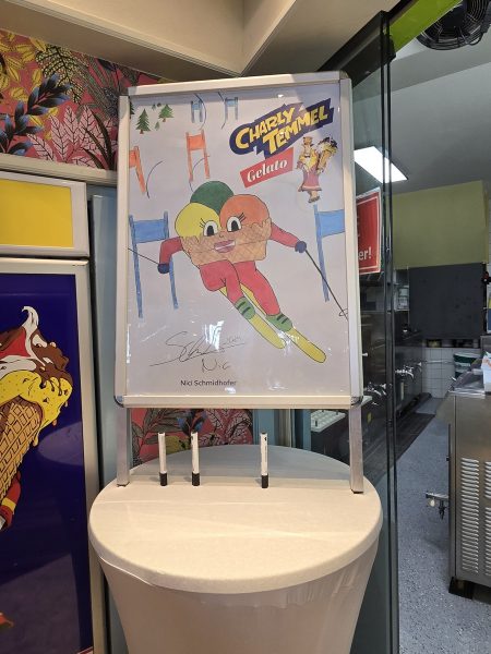 Die ehemalige Profi-Skirennläuferin Nici Schmidhofer kreierte das heurige Charly Temmel-Eis-Plakat. (Foto Hedi Grager)