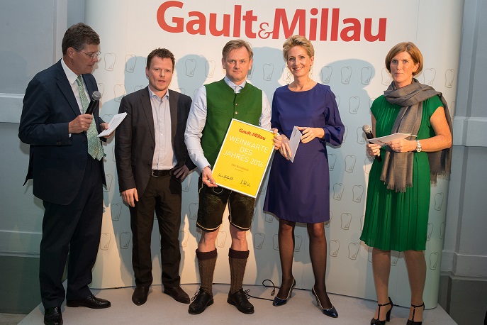 Die Weinkarte der Weinbank, erhielt schon viele Auszeichnungen. Christian Zach und Gerhard Fuchs präsentierten die Weinkarte des Jahres 2016. (Foto Weinbank)