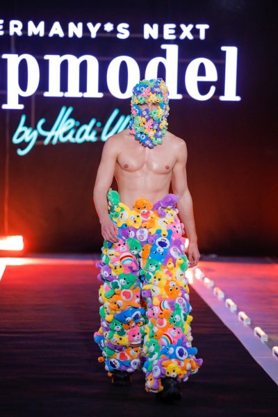 GNTM 2024: Armin 27 aus Kempten sorgt für Aufsehen mit seinem originellen Outfit. (Foto ProSieben/Richard Hübner)