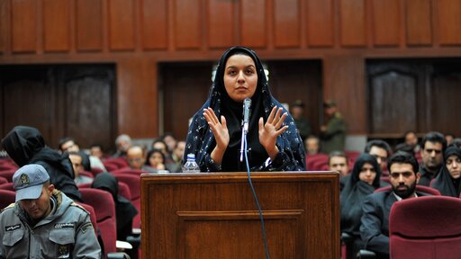 WESTDEUTSCHER RUNDFUNK KÖLN - Dokumentarfilm "Sieben Winter Teheran". Reyhaneh Jabbari im Gerichtssaal. (Foto WDR/MIG)
