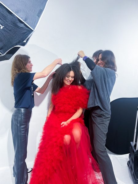 Behind the Scenes beim Kampagnenshooting mit Fotografin Sasa Felsbach. Als Model fungiert ihre Tochter Callas, das Outfit stammt von Nikolas Dudek. (Foto creative headz)