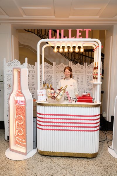 Der Signature-Drink von LILLET enthält einen prickelnden Mix aus dem immer beliebter werdenden Lillet Rosé und natürlichen Aromen von weißen und gelben Pfirsichen. (Foto Les Ateliers LILLET)