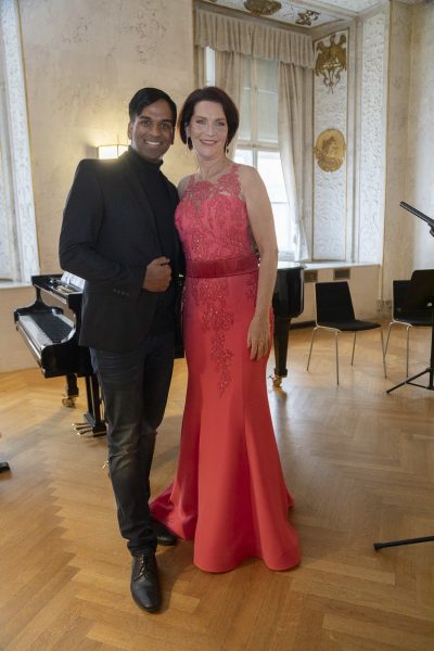 Gemeinsam mit Ramesh Nair arbeitet Maya Hakvoort derzeit noch an der Dramaturgie des Abends und an den Moderationen. (Foto Jürgen Hammerschmid)