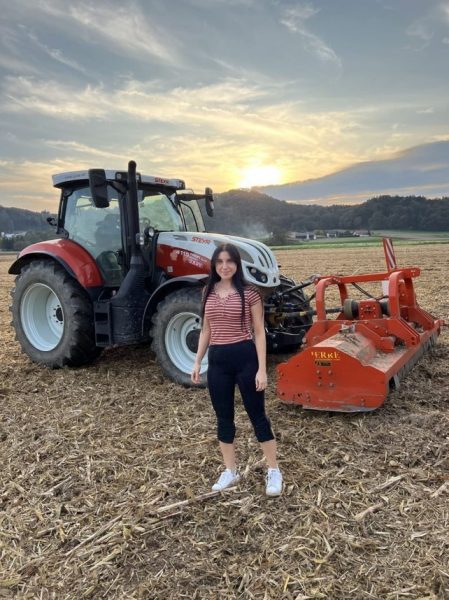 Für die Sängerin Anna-Sophie ist landwirtschaftliche Arbeit am elterlichen Bauernhof ein toller und kontrastreicher Ausgleich. (Foto zur Verfügung gestellt)