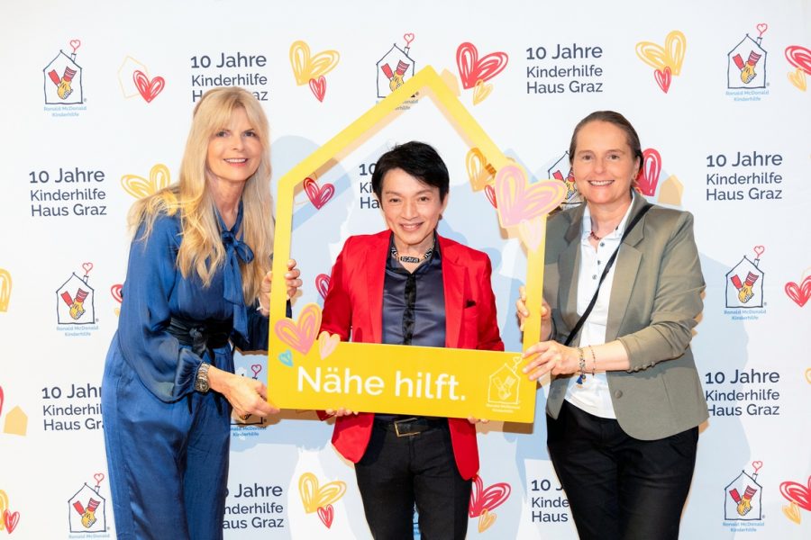 Kinderhilfe Vorstand Karin Schmidt mit Modedesigner Nhut La Hong und Kinderhilfe Haus Graz-Leiterin Nina Reiterer. (Foto Barbara Zapfl)