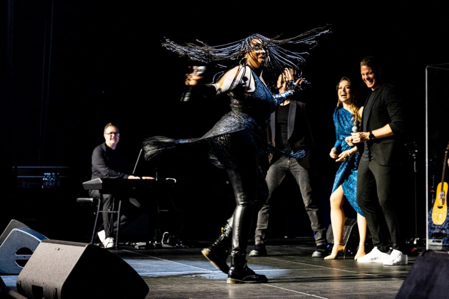 Die Musicalstars rund um Ana Milva Gomes begeisterten das Publikum in der ausverkauften List Halle mit ihrer Performance. (Foto Barbara Zapfl)