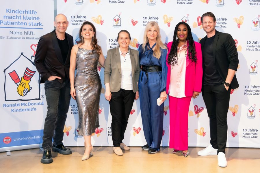 Internationale Musicalstars sammelten über 61.000 Euro an Spenden für das Kinderhilfe Haus Graz: (v.l.n.r.) Drew Sarich, Nienke Latten, Nina Reiterer (Leiterin Kinderhilfe Haus Graz), Kinderhilfe Vorstand Karin Schmidt, Ana Milva Gomes & Mark Seibert. (Foto Barbara Zapfl)