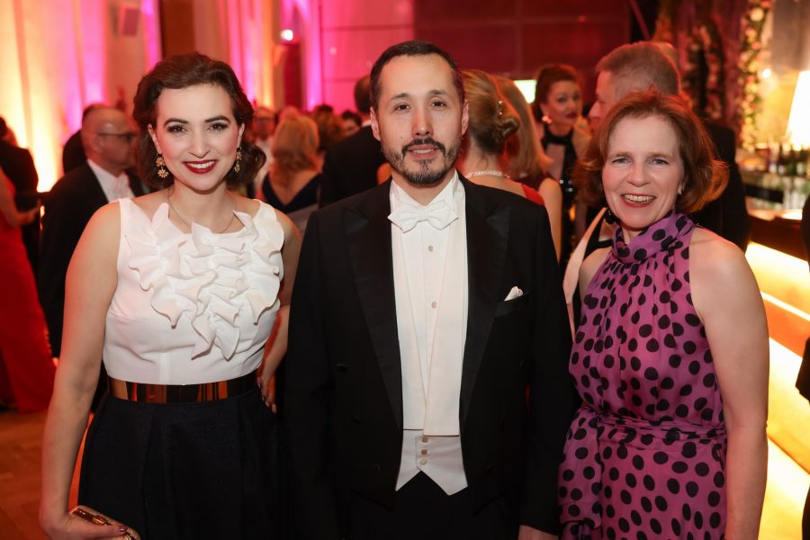 Juristenball 2024: BM Dr.in Alma Zadic mit Gast Präsidentin des Europäischen Gerichtshof für Menschenrechte Síofra O’Leary, Präsident des Juristenverbandes Alexander T. Scheuwimmer. (Foto Katharina Schiffl)