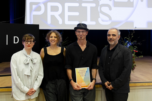 Diagonale'24 - Franz Grabner Preis für Günter Schwaiger. Im Bild mit dem Intendanten-Duo Dominik Kamalzadeh (re) und Claudia Slanar (li) und Sharon Nuni, Ressortleiterin der ORF-TV-Kulturdokumentationen. (Foto Harald Wawrzyniak)