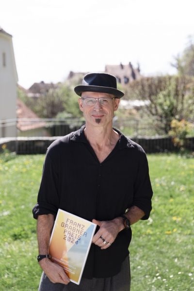 Günter Schwaiger erhielt den Franz-Grabner-Preis für "Wer hat Angst vor Braunau? Ein Haus und die Vergangenheit in uns". (Foto Harald Wawrzyniak)