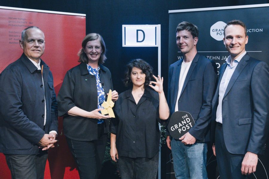 LR Barbara Eibinger-Miedl übergab die Trophäen für den großen Diagonale-Preis des Landes Steiermark an den besten Spielfilm und Dokumentarfilm. (Foto Harald Wawrzyniak)