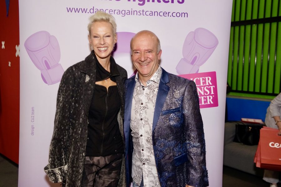 Durch den Abend führte souverän Dancer against Cancer Ehrenvorstand Andy Lee Lang, hier mit Martina Gleissenebner-Teskey. (Foto DaC)