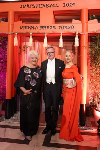 Juristenball 2024: Marika Lichter, P. Heilker und Silvia Schneider. (Foto Katharina Schiffl)