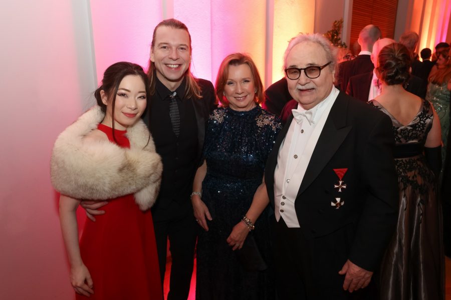 Juristenball 2024: Natsuki Yamagutchi, Maté Kamerás, Monika und Silvester Levay. (Foto Katharina Schiffl)