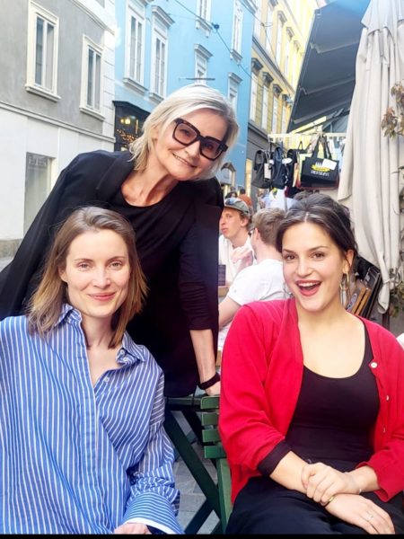 Allegra Tinnefeld auf Graz-Besuch im Rahmen der Diagonale 2024. Im Bild mit Schauspielkollegin Adriane Gradziel und Journalistin Hedi Grager. (Foto privat)