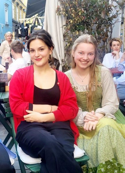 "Höhepunkte waren für mich u.a. mein Auftritt 2022 mit den Wiener Symphonikern beim „Praterpicknick“ und die Live Premiere meines Songs „Until You Try“ am Heldenplatz beim Fest der Freude 2024 mit einem Ensemble der Wiener Symphoniker", erzählt Annika Tinnefeld. Im Bild mit Schauspielkollegin Annika Wonner während der Diagonale 2024. (Foto privat)