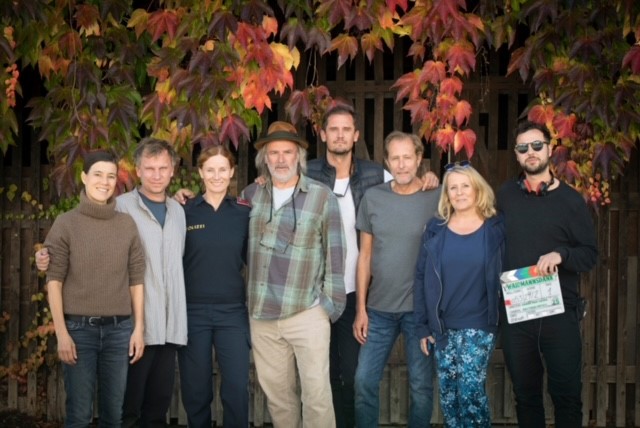 Sabine Weber mit einem Teil des Teams des Landkrimis "Waidmannsdank". (Foto ORF/Mona Film)