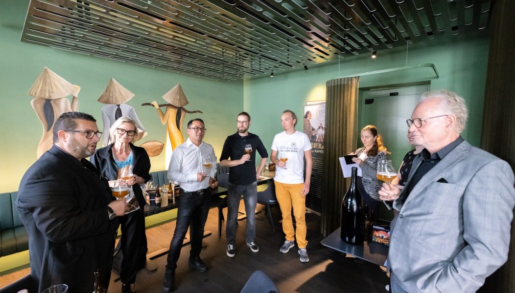 VINA-Chef Robert Nguyen und die Tom & Harry Brewing kreierten das exklusive Hausbier „Good Morning Vietnam". Als Ideengeber mit dabei war Weinspezialist Alexander Andreadis (li). (Foto GEOPHO)