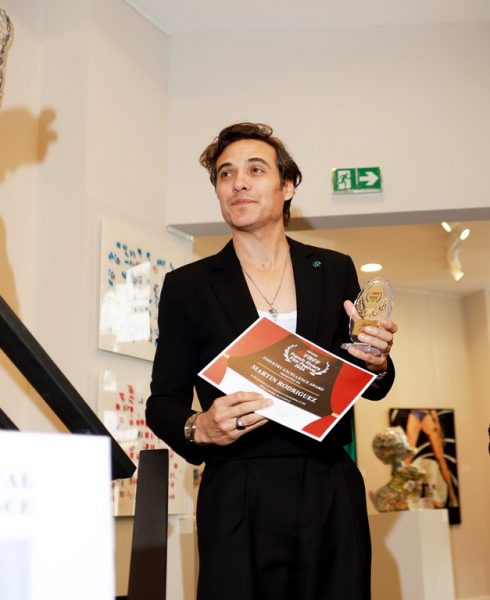 Der argentinische Schauspieler Martin Rodriguez (Netflix's Griselda) wurde mit dem Industry Excellence Award ausgezeichnet. (Photo Erick Seban-Meyer)