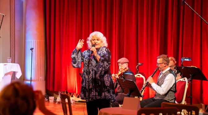 Gefühlvolle CD PRÄSENTATION „ALLE BRIDER“ VON MARIKA LICHTER