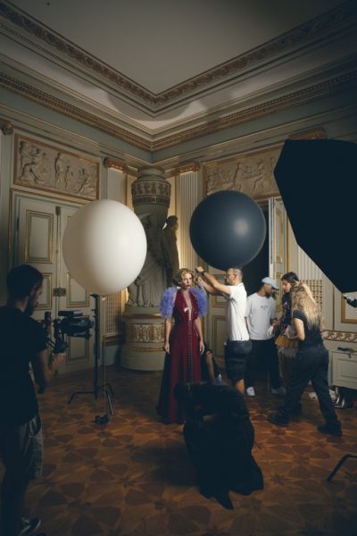 Kampagnen-Shooting der Vienna Awards 2024: Together we are One - Kiera Chaplin als Göttin Justitia. (Foto&nbsp; Mato Johannik)&nbsp;