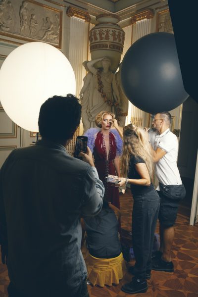 Kampagnen-Shooting der Vienna Awards 2024: Together we are One - Kiera Chaplin als Göttin Justitia. (Foto&nbsp; Mato Johannik)&nbsp;