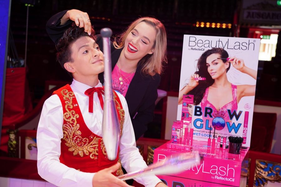 Artistischen Darbietungen Beim Launch des revolutionären Produkts Brow Glow von BeautyLash by Refectocil®. (Foto Andreas Tischler)&nbsp;