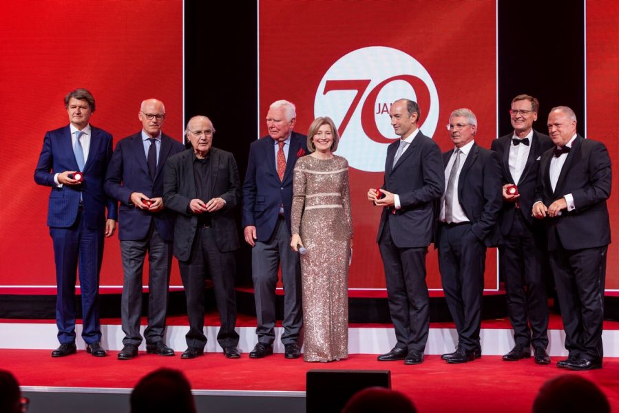 Ehrenmünzen wurden von Erwin Hameseder, Christoph Dichand, Martina Salomon und Martin Gebhart an ehemalige KURIER-Chefredakteure wie Franz Ferdinand Wolf, Peter Rabl, Christoph Kotanko, Helmut Brandstätter und den ehemaligen Geschäftsführer Thomas Kralinger übergeben. (Foto Martina Berger)