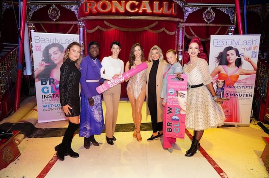 GW COSMETICS® lud in das historische Chapiteau des Circus-Theater Roncalli am Wiener Rathausplatz und launchte das revolutionäre Produkt Brow Glow von BeautyLash by Refectocil®. Amra Deisenhammer und Arabella Kiesbauer. Corinna Kamper, Doretta Carter, Kerstin Lechner, Lili Paul-Roncalli, Amra Deisenbacher, Missy May und Tamara Mascara. (Foto Andreas Tischler)&nbsp;