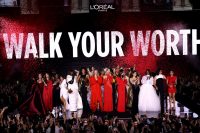 L'Oreal Ambassadors am Runway während "Le Défilé L'Oréal Paris – Walk Your Worth" im Rahmen der Fashion Week Paris. (Photo by Pietro S. D'Aprano/Getty Images for L'Oréal Paris)
