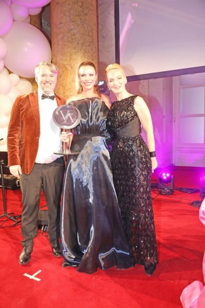 Kiera Chaplin kam mit ihrem Bruder, dem Musiker Spencer Chaplin, zu den Vienna Awards. Die Laudatio hielt Daniela Schimke, Chefredakteurin & Co-Herausgeberin MADONNA. (Foto Philipp Enders)