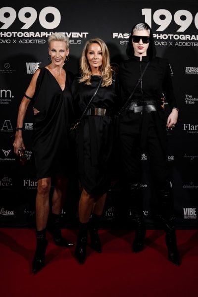 Stefan Kokovic begeistert mit seiner Ausstellung „1990“ Wien. Mit dabei waren auch GNTM-Gewinnerin 2022 Lou-Anne Gleissenebner mit Mama Martina Gleissenebner-Teskey - beide in Callisti - wie natürlich Designerin Martina Callisti selbst auch. (Foto Viktoria Scherr)