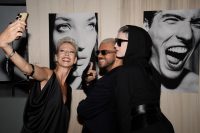 Starfotograf Stefan Kokovic begeistert Wien mit seiner Ausstellung „1990“ - begeistert waren auch Lou-Anne Gleissenebner mit Mama Martina. (Foto Viktoria Scherr)