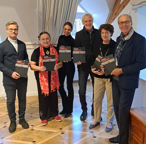 Präsentation des Buches „Dämonen in Graz“ von Dr. Karlpeter ELIS (rechts außen). Anwesend waren u.a. MMag. Alois Kölbl, MMag. Dr. Elisabeth Brenner, Dipl.Ing. Bettina Zepp, Kulturstadtrat Dr. Riegler und Kathrin List statt. (Foto Fischer)
