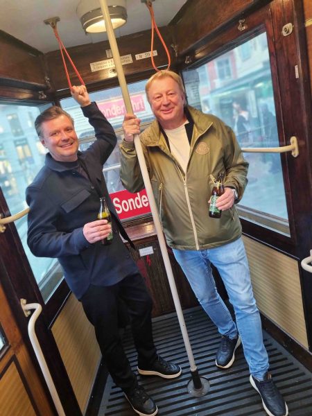 Sonderfahrt mit der Retro-Straßenbahn zur Präsentation des Schlossberg Magazins ins Streets: Christof Widakovich und Franz Grossauer. (Foto Werner Krug)