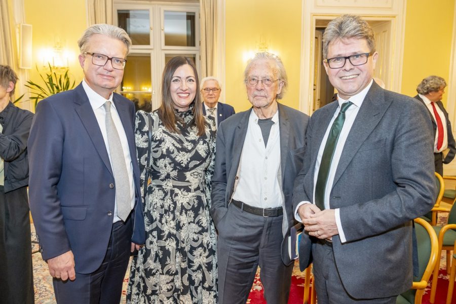 Ehrenzeichenverleihung für Peter Handke. LH Christopher Drexler, Iris Drexler, Peter Handke und Minister Martin Polaschek (v.l.). (Foto Land Steiermark/Foto Fischer)