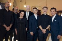 Prolog zur Opernredoute 2025: Gastronomen-Team und Waltraud Hutter GenussHauptstadt. (Foto Marija Kanižaj Photography)