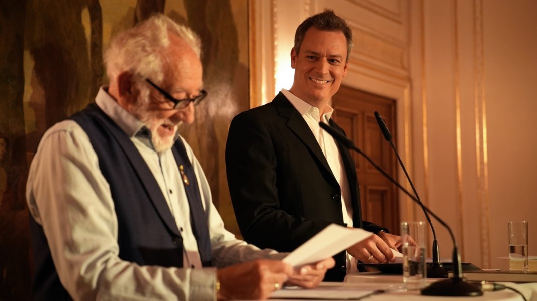 Autor Markus Leyacker-Schatzl präsentierte kürzlich gemeinsam mit Schauspiellegende Dieter Hallervorden sein neues Buch „Charlie Chaplin – Erfolgsgeheimnisse einer Legende“. (Foto Susanne Mostoegl)